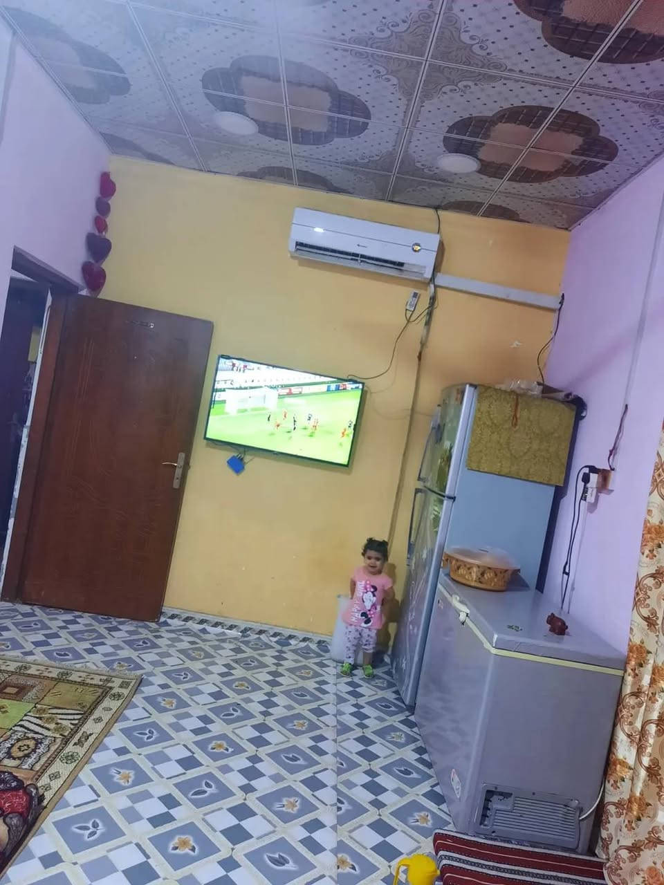سلام عليكم بيت لبيع يحتوي على ٣ غرف وصحيات وطارمه زغيره البيت مساحته ١١٠ متر السعر ٤٠ وبي مجال الاسفسار على رقم ***********
