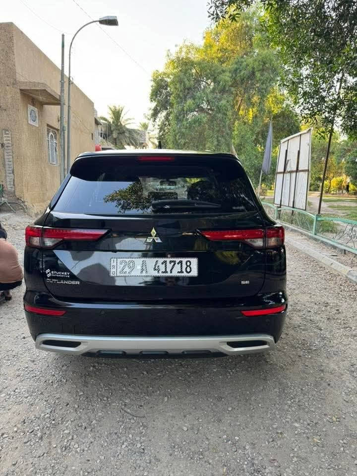 سلام عليكم
متسيوبيشي اوتلاندر 
Mitsubishi Outlander
موديل: 2022
• الفئة: SE
• المحرك: 2.5 لتر 4 سلندر
• القوة: 181 حصان
• الدفع: رباعي
• عدد المقاعد: 7 ركاب
• شاشة وسطية + Apple CarPlay + Android Auto
• كاميرات محيطية وحساسات أمامية وخلفية
• رادار + Lane Assist + Blind Spot
• تشغيل بصمة ودخول ذكي
• تبريد ممتاز + مقاعد مريحة وتسخين للمقاعد
• إضاءة LED كاملة
• السيارة استخدام مرتب
• ممشى السيارة 83 الف كيلو 
• الدواخل مطعمة بكاربون فايبر بلاد شركة 
السيارة فول مواصفات ماعدى الفتحة 
السيارة جاهزة وكاملة مناقصه اي شي استخدام شخصي اضافة السيارة مرقمة واسط ومتواجدة بالكوت 
• الحادث بدون صبغ بدون تبديل بدون معجون فقط بارد شبر بحافة البنيد 
السعر 178 وبيه مجال
• للاتصال او واتساب ***********
