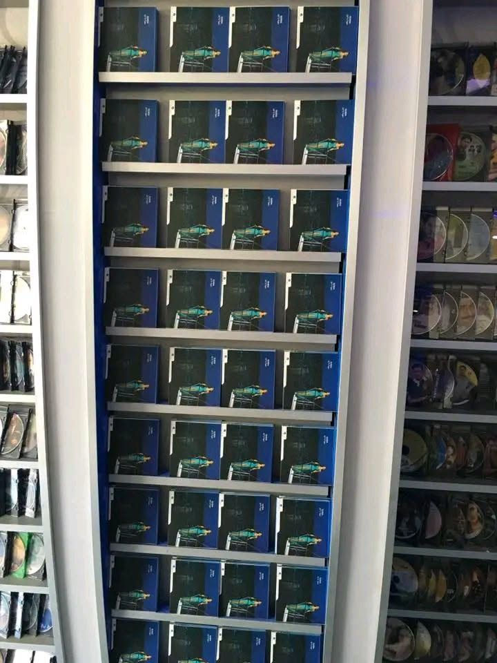 بيع مكتبة كاملة من أقراص CD وDVD صورة صوت من عراقي قديم وجديد وكوكتيلات وعربي وخليجي واجنبي قديم وجديد نسخ اصليه  نسخ طبع خاصه بالتسجيلات شروة كاملة للبيع للتواصل والاستفسار الاتصال على الرقم *********** واتساب
