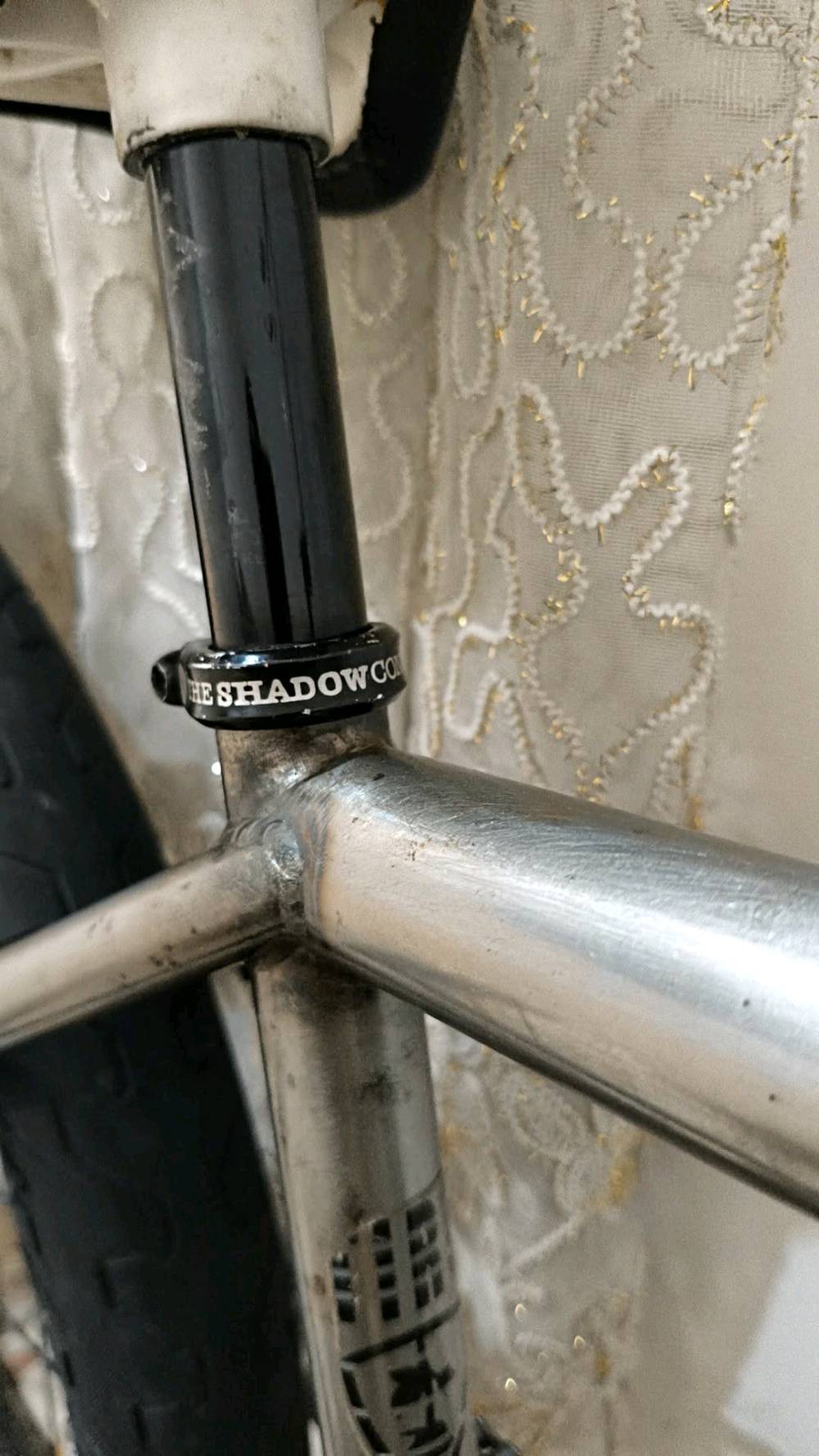 السلام عليكم ⚡ BMX Subrosa XL Custom (براندات أصلية + نظافة وإدامة فول)
تجميع احترافي مخدوم بالكامل حديثاً، مشدود على السن وجاهز للركوب والتدريب مباشرة بدون ما تصرف عليه أي دينار.
🛠️ المواصفات والقطع:
الفريم (Frame): Subrosa Tiro XL (مقاس 21 XL مرغوب ومريح جداً) - مظهر Raw معدن شفاف.
الستم (الرقبة - Stem): Animal احترافي.
المسنن (Sprocket): قياس 25 سن (25T) ألومنيوم مخروط بتقنية CNC عالية الدقة.
الكرنك والدواسات (البيدلات - Crank & Pedals): كرنك محكم مع بدلات ماركة LM.
الإطارات والرّمات (Tires & Rims): طقم Rant قوي.
السرج والقفل (Seat & Clamp): سرج Colony مع قفل Shadow أصلي.
الشوكة (Fork): Subrosa أصلية.
الستيرن (Handlebar): نوعية ممتازة ومريحة  كروم (تم وضعها هنا لأن الماركة غير محددة).

⚙️ خيارات البطيخات (الهبات):
الدراجة متوفرة بسيتين حسب رغبة الشراي:
السيت التوب (Pro FX Freecoaster):
بطيخة خلفية Cinema FX Freecoaster (نظيفة جداً وتمت إدامتها حديثاً) مع أغطية حماية أصلية (Hub Guards).
ضمان معايرة وإمكانية ضبط الـ Slack من ربع فرة إلى نص فرة حسب رغبة اللاعب وأسلوب ركوبه.
بطيخة أمامية Animal (محامل مقفولة Full Sealed Bearings).

السيت الأصلي (Standard Rant):
بطيخة خلفية Rant (بولبرن Sealed) + بطيخة أمامية أصلية (صجم موشمات).

🔄 البيع والمراوس:
💰 السعر: يختلف حسب السيت المطلوب (السعر والتفاصيل على الخاص للجادين والفاهمين بالقطع).

🔁 المراوس: متوفر خيار المراوس بسيت احترافي أو فريم احترافي فئة عالية (High-End) فقط.. نزل عرضك وصورك بالخاص.
📍 المكان: بغداد
📞 للتواصل: [ خاص او وتساب *********** ] تحياتي للجميع.