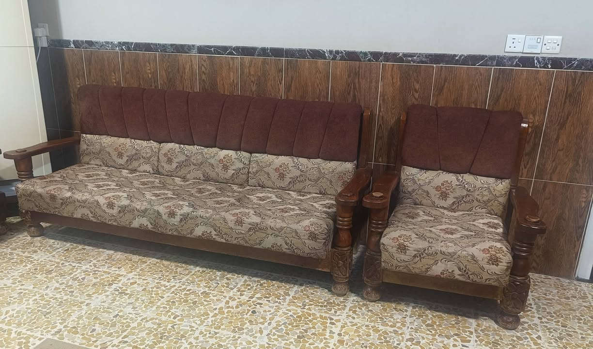 طخم نظيف خشب بورمي ثقيل قماش أصلي
 2 قنفات كبار واربعة صغار  ب 350 ألف 
للتواصل ***********
