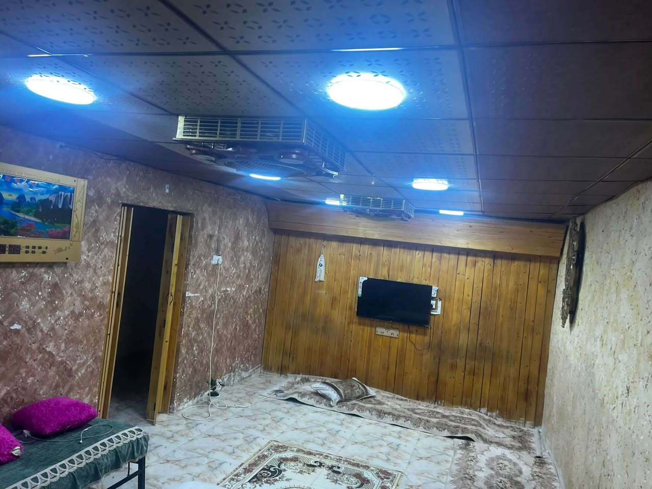 الدار معروض للبيع في الخمسة كيلو قرب جامع العز و مركز الحرية المساحة ١٥٨ونص طابو صرف البناء قديم و مرمم الاستفسار ***********
