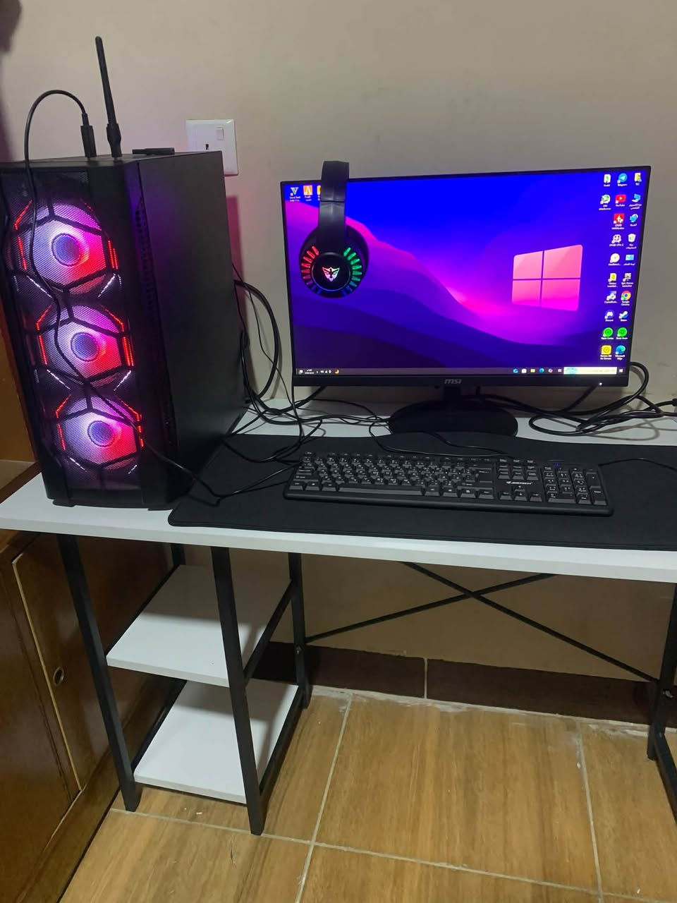 للبيع: سيت أب PC قيمنك متكامل (كيس + شاشة)
المواصفات:
 المعالج: Core i7 6700
 كارت الشاشة: RX 580 8GB
 الرام: 16GB 3200Hz FURY
 التخزين: SSD 480GB Full Speed
 المذربورد: B250 PLUS DDR4
 الباور سبلاي: 600W HUNTKEY
 الكيس والتبريد: كيس 4 مراوح RGB + مبرد معالج AG400 RGB Tower

 الشاشة: MSI حجم 24 (IPS - 75Hz - 5ms)

اذا تريد الكيس وحدة هم موجود
ملحقات الكيس ماوس + كيبورد + هيدفون + مايك + كارت صوت v8

******
متوفر كروت شاشة
1050ti مجدد
Rx580 8gb اصلي بي مشكلة خط بالشاشة اثناء تثبيت التعريف بدون تعريف يشتغل طبيعي 

للتواصل خاص او واتساب 
***********
متوفر توصيل لجميع المحافضات
