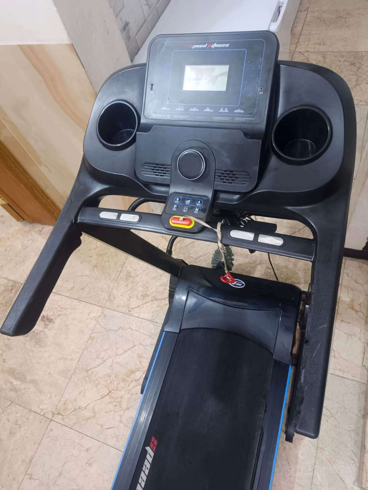 جهاز جري ماركة speed Fitness
يتحمل وزن160kg
يحتوي على عدة انظمه 
النظام الجبلي والتحكم بالتدريج من الاسفل الى الاعلى 
نظام قياس النبض 
نظام قياس السرعه
الحزام الهزاز لتدليك الجسم والضهر 
يحتوي على منفذ USB ومنفذ AUX
الجهاز نظيف جدا واستخدمه قليل 
السعر 250
مكان كربلاء 
الرقم***********
