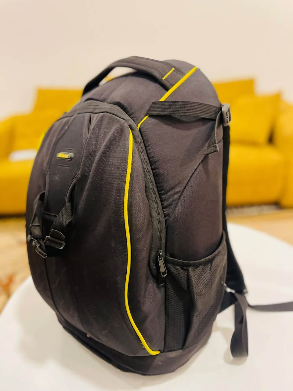 نيكون D7100 عدستها 18-140 الأصلية
عدسة صغيره 18-55  DX VR  NIKKOR
مايك جو عام احترافي جدا 
بيبي لايت مستمر اضاءة قوية 
فلاش GODOX باتري 
مايك 
كفر جيلاتين اصفر 
امبرله شحن من VISICCO2 فلاش و اضاءة مستمرة
ترايبود ثلاثي هايدروليك 

***********
