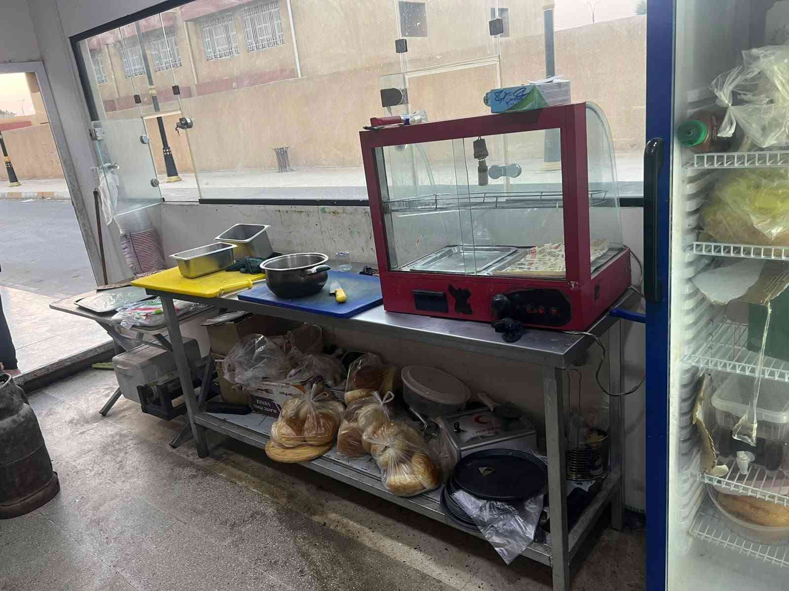 سنك
جهاز تطحين 
قلايه فنكر 
جهاز كنتاكي
كرل فحم 
ميز تجهيز عدد ٢ /
جهاز حمص 
جهاز لبن
حمايه 
عارضه مقبلات 
شوايه كص معه ميز 
فرن بيتزه معه الصواني والشيبك 
بودر عدد ٣ 
بلانكات كبير معه المصافي 
عدد فوك ١٠
جهاز تطبيع بركر
للاستفسار ع رقم
***********

