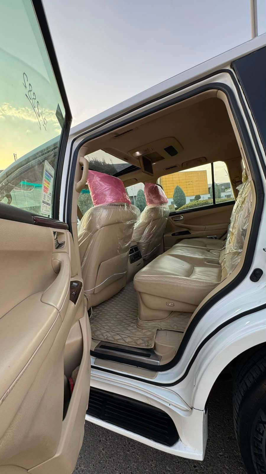 لێگزز مۆدیل ٢٠١٠ ، ٨ پستۆن 5.7 ،دوبەی ساخ كامل كراوە بە ٢٠٢١،  فول مواسەفات , سڵایت ، سەلاجە ، جلد و هیتەر ، ٣ ڕیز كوشن ، مەركەزی ، شاشەی دواوە DVD ، سنوق شەفت ، كامل كراوە بە مۆدیل ٢٠٢١ جگە لە داشبوڵ ، حیزام بۆیاخ لەسەر ساخی بێ لێدران ، گێڕ و مەكینە و دەبڵ ئەكسلی بەشەرت بێ كرانەوە ، دەبڵەكانی هەمووی ئیشەكات بەرز و نزم ، كارەبای هەموو گیانی بەشەرت ، سەیارەكە خۆمان لە دوبەی هێناومانە هی مەعرەز و دەسی كەس نییە ، كۆدی بۆ كراوە و باركۆدی هەیە ، بێ مەسرەف پێش و دوای چركەی نییە و نوقسانی نیە ، موشتەریت تێل بكە لەخزمەتام هەموو شتێكم نوسیوە ، لە سلێمانیم 
سعر ٢ دەفتەر  - *********** السليمانية, العراق
