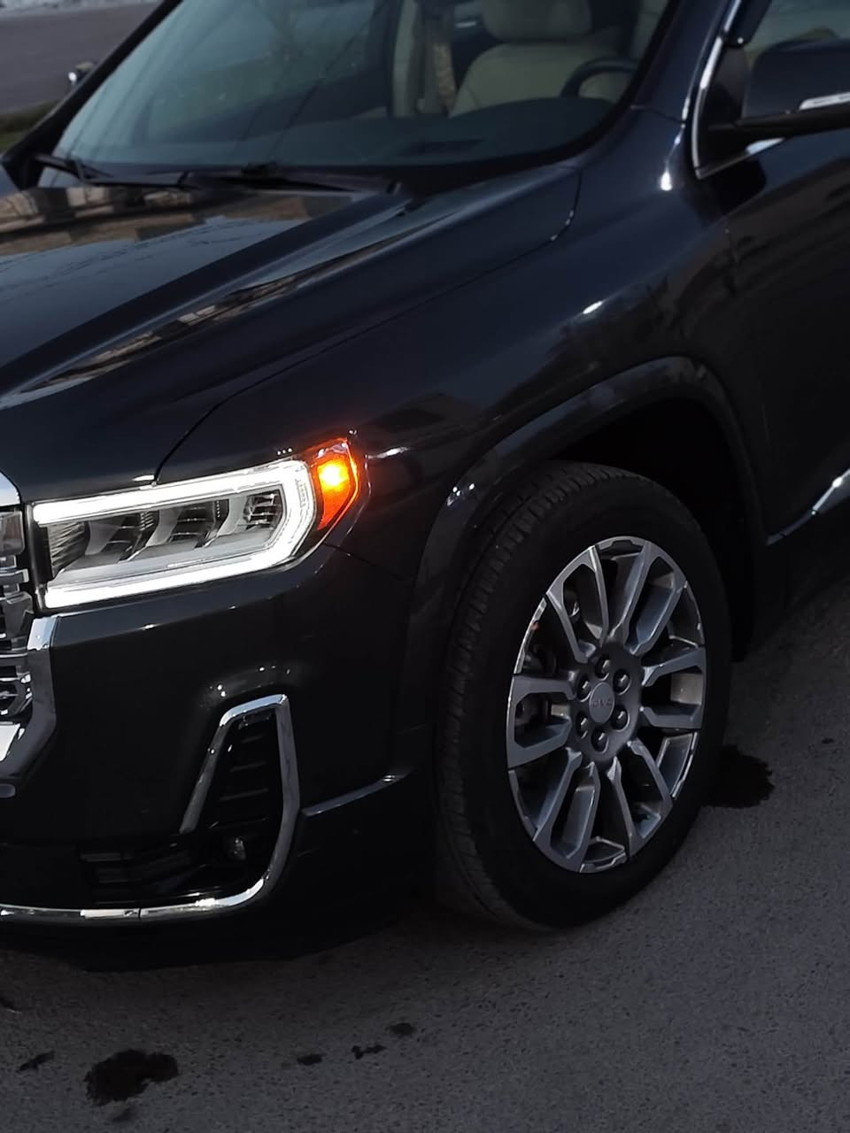 للبيع: جمس أكاديا دينالي 2023 (GMC Acadia Denali) – قمة الفخامة والأداء
الموديل: 2023
​الفئة: دينالي (Denali) – الفئة الأولى
اللون : فحمي ميتاليك رصاصي غامق  لون مميز 
​نظام الدفع: دفع كلي بجميع العجلات (AWD)
​خمس مودات للقيادة 
​المحرك: 6 سلندر (V6) بسعة 3.6 ليتر (أقوى وأهدأ محرك في فئته)
​الكير: أوتوماتيكي من 9 سرعات بنظام نقل مريح 
​الشكل الخارجي: شبك "دينالي" الكروم المميز + إضاءة LED بالكامل (أمامية وخلفية).
​الداخلية: مقاعد جلد فاخرة ومطرزة بشعار Denali.
​الراحة والتبريد: مقاعد أمامية كهربائية مزودة بنظام تبريد وتسخين + تسخين لمقاعد الصف الثاني.
​السعة: مقاعد مريحة للغاية لون بيجي. تتسع حتى 6-7 ركاب (مقاعد كابتن في الصف الثاني).
​فتحة السقف: بانوراما مزدوجة (Dual-Sky).
​الباب الخلفي: كهربائي يفتح بالقدم (Hands-Free).
​التقنيات والنظام الصوتي
​شاشة العرض: إسقاط البيانات على الزجاج الأمامي (Head-Up Display).
​النظام الترفيهي: شاشة لمس بحجم 8 بوصات تدعم Apple CarPlay و Android Auto لاسلكياً.
​النظام الصوتي: نظام فاخر من شركة Bose المحيطي (8 مكبرات صوت).
​عجلة قيادة جَلد مجهزة بخاصية التدفئة وأزرار تحكم كاملة.
​أنظمة السلامة ومساعدة السائق
​كاميرات رؤية محيطية 360 درجة + حساسات ركن أمامية وخلفية.
​رادار تثبيت السرعة التكيفي (Adaptive Cruise Control).
​نظام الكبح التلقائي في حالات الطوارئ.
​نظام الحفاظ على المسار والتنبيه عند الخروج منه.
الحادث : جاملغ  جهة اليمين مبدل جديد 
السياره بدون ايرباك 
المسافه المقطوعه :17000 ميل 
​للتواصل والاستفسار:
📞 رقم الهاتف: ***********
📍 الموقع: بغداد
