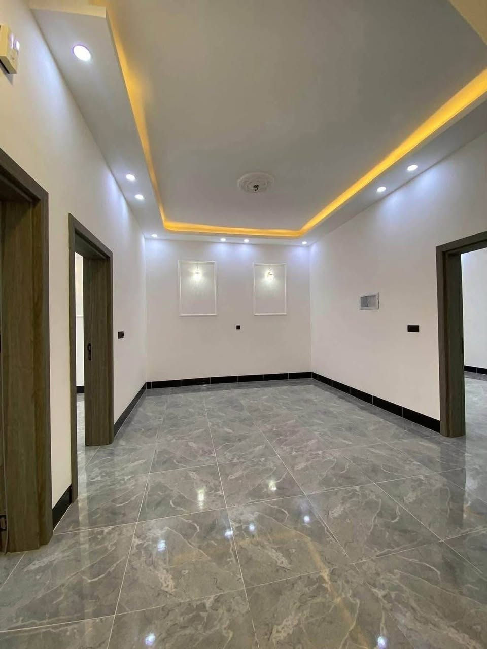 السلام عليكم
دار للبيع في تكريت الديوم🏠

مساحته الكليه 100متر مربع في حي التصنيع📍 

الوجه 7م النزال 15م 

موقعه جداً راقي و مميز☑️ 

بصف الركن السعر مناسب 

بالنسبه لموقع الدار💰 

غرف نوم ثلاثه واستقبال 

وصاله واسعه ومطبخ🚰 

مجموعه 3 صحيه الدار 

شغل جناي درجه أولى✍🏾

السعر / 85 وبيها مجال 

للأستفسار ***********
