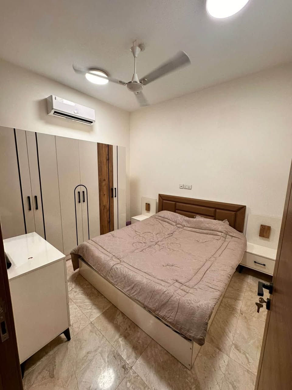شقه للايجار في منطقة المنصور المتنبي 🏠
التفاصيل ( صاله - مطبخ - صحيات 
- غرف نوم عدد ٢ ) 🛏️
1000$
للاستفسار الاتصال 📞
***********
