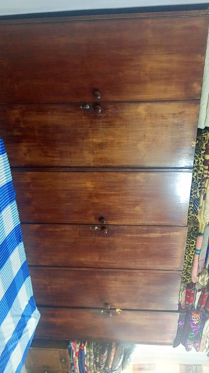 غرفه خشب صاج باب الاول للبيع ام الكبر والغزلان شركه رمضان 
ما بيها اي ضرر.
سعرها 225 
للاستفسار الاتصال على رقم وبي واتساب ***********

