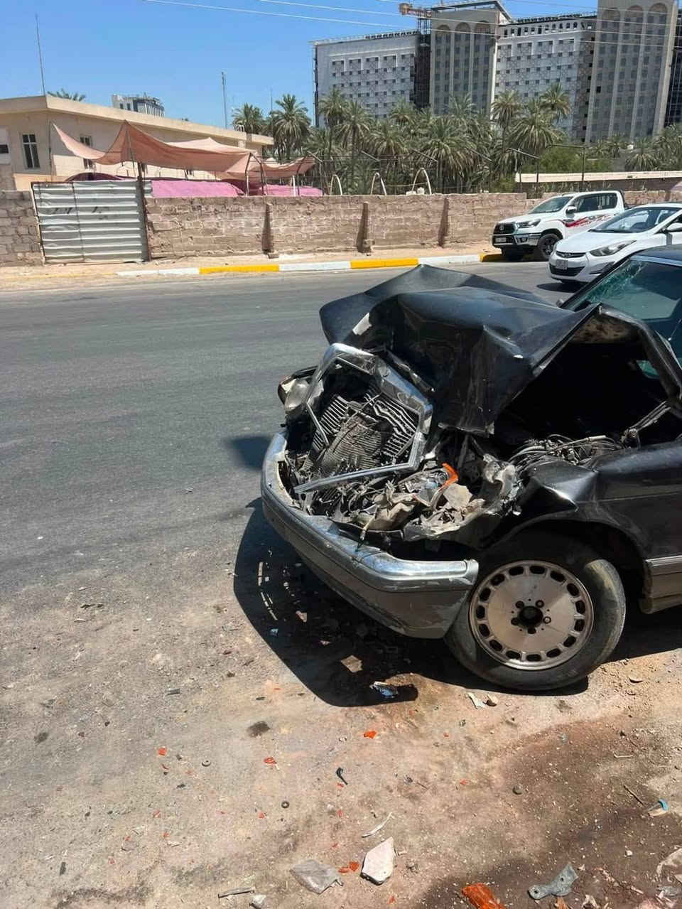 السلام عليكم مره خصة الادمن
مارسيدس جانبو موديل/ 88. / بيهه حادث 
السعر// 25/ وبيهه مجال مكان كربلاء 
***********
‏‪***********‬‏

