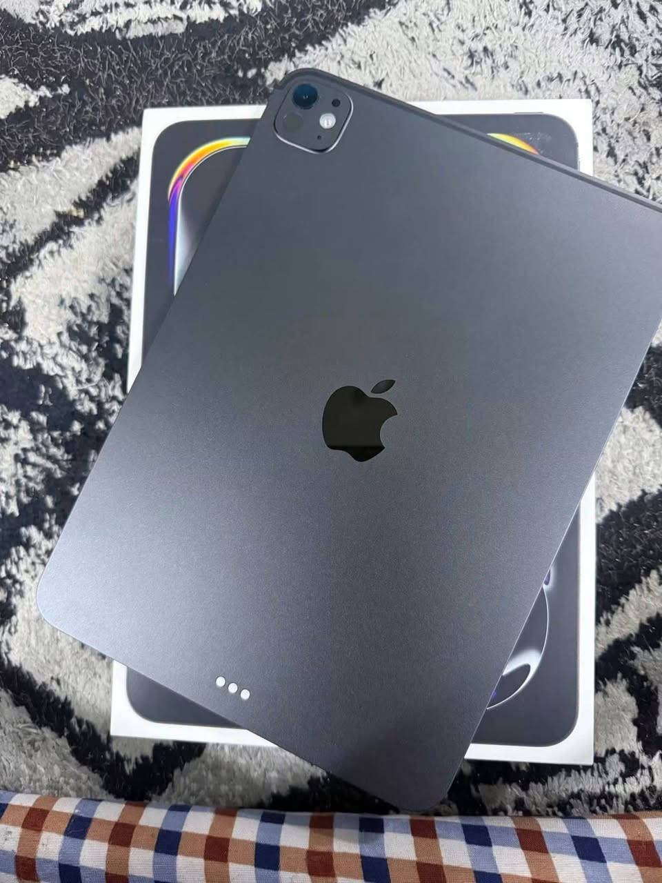 للبيع آيباد برو M5
حجم 11 إنج
ذاكرة  256GB 
بحالة الوكالة (مكفول بالضمان تاريخ انتهاء الضمان 2027-2-20)
 أحدث إصدار من شركة آبل للبيع، الجهاز استخدام قليل جداً 
الشاشة: Ultra Retina Tandem OLED 
(أجمل شاشة تابلت بالعالم)
 البطارية: 100 (عدد دورات الشحن 105 دورة فقط يعني ١٠٠٪؜)الضمان: 
الجهاز لا يزال داخل فترة الضمان الرسمي (مكفول)الملحقات: الكارتون وكافة ملحقاته الأصلية السعر المطلوب: 1,300,000 دينار عراقي وبي مجال قليل 
مكاني موصل ***********
