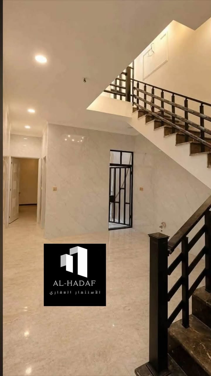 دار للبيع- بناء حديث درجه اولى
(المساحة: ٨٥ متر) الواجهه 4.25م والنزال 20م
(الموقع: حي البنوك مربع الكنيسه نافذ على سوق الميثاق 
يحتوي على:
-مدخلين
♦️الطابق الاول يحتوي:
-غرفة نوم
-استقبال
-مطبخ حار وبارد
-ممر
-ترك
-صحيات
 
♦️الطابق الثاني يحتوي:
-غرفتين نوم +صحيات عدد 2
مواصفات البيت 
-واجهة مرمر
-أرضيات مرمر
-سنة البناء 2026 غير مسكون

الشركة مجازة رسمياً من غرفة تجارة بغداد.
***********
