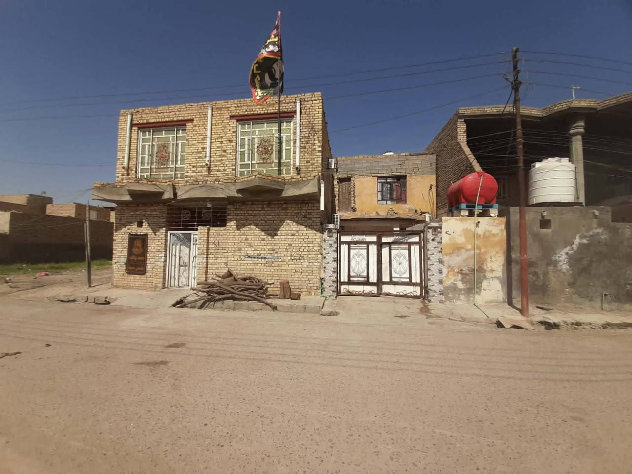 الرقم ‏‪***********‬‏
بيت للبيع طابقين مع مشتمل طابقين مساحه 260 متر قريب على الجسر القديم مجاور مشروع الماء الكبير الحديقه الأولى قريب على مولده رياض عجيل للاستفسار راسل لصفحه خاص او اتصال على
