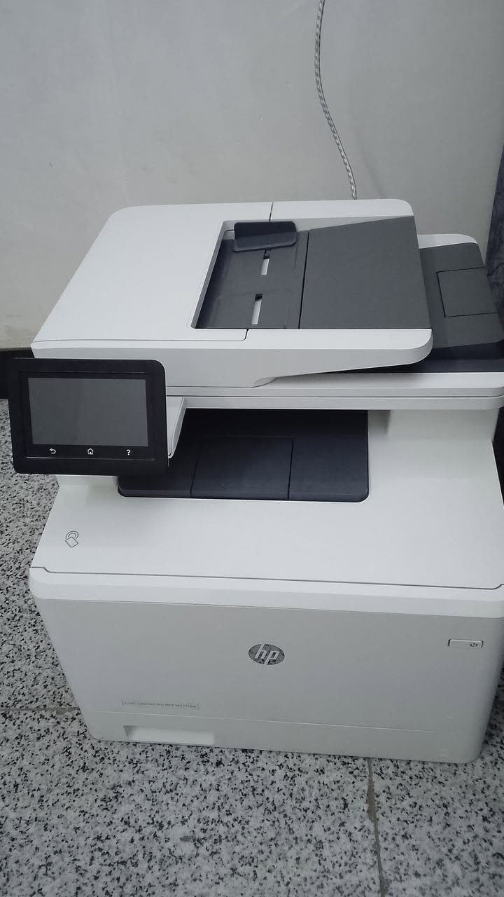 طابعة hp 477 ليزرية 28نسخة بالدقيقة وعملية جدآ واي فاي وسكنر ملون عادي وحتى استنساخ وجهين  تلقائي كلش نضيفة الطابعة ع الفحص لتواصل ع رقم ***********
