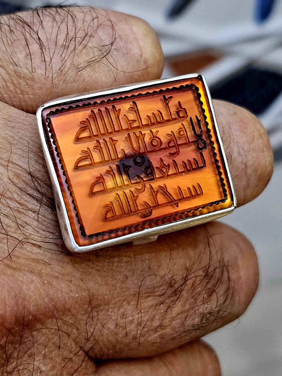 السلام عليكم
خاتم عقيق يماني زعفران
حجر كبير طول ٢ سنتم ونص وعرض ٢ سنتم 
وصياغة قديمة 
فضه ٩٢٥
قياس الخاتم ١٨
السعر ١٥٠ الف
بغداد ويوجد توصيل لجميع المحافظات 
للاستفسار ***********

