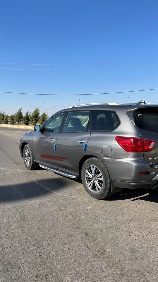 سلام عليكم 
نيسان بايث فايندر ٢٠١٩ فول مواصافات SL مكينة ٣٥٠٠
254 hp
320 N
١- حساسات خلفية + كامرة امامية
٢- كامرات ٣٦٠ درجة 
٣- مري قلاب + نقطة عمياء + تسخين ضباب 
٤- اضواء ترحيب خارجية وداخلية 
٥- تحكم ستيرن + تدفئة ستيرن 
٦- ثلاث قطع تبريد 
٧- كشنات كهرباء + تدفئة وتبريد كشنات 
٨- صندوق كهرباء شفط 
‏٩- AWD + two mode (درايم + اكسل ) 

* رقم بغداد باسمي 
* حادث جاملغات امامية وبنيد وجزء من الباب ملاون وشخط بالبيبان موضح بالصور 
* السيارة مجفتة المكينة بالجديد ابيع بيهة مكينة
* السعر :- 145 وبيهة مجال 
* تحويل ثاني يوم 
* للاستفسار واتساب او اتصال ***********
