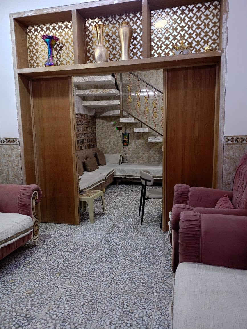 بيت للبيع في حي الجامعه منطقه ٢٩ واجه ٥ نزال ٢٠ شارع ١٠  البيت صب كونكريت مبني قبل ٥ سنوات يحتوي على طابق ونصف الارضي استقبال مفتوح على الصاله مطبخ حار بارد وغرفه وصحيات وكراج والطابق الاول غرفه وصاله وصحيات الاستفسار ***********
