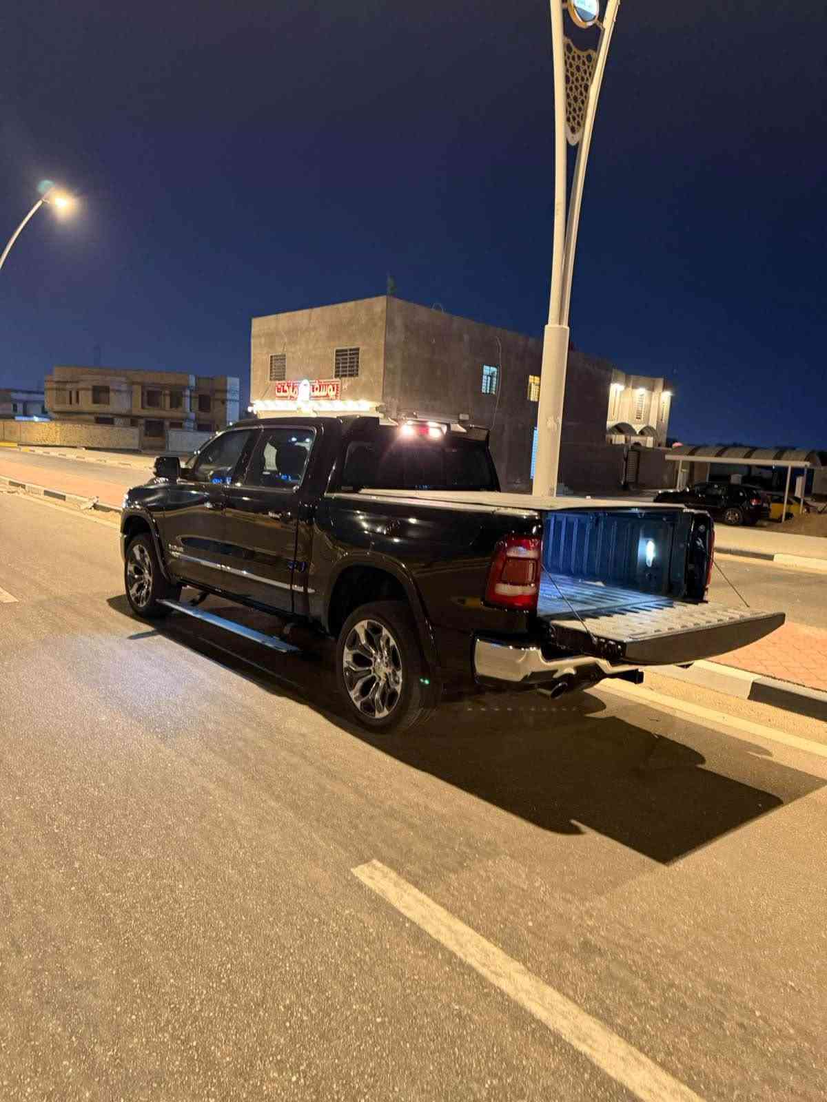 للبيع فقط سياره رام خليجي فول مواصفات واحد على واحد ماجت مواصفات اعلا من هاذ نوع مزوعه رقم سياره اربيل سنويه جديده سياره كفاله من شخط جديده ستخدام شخصي مال بيت  ٨ سلندر المكينه المعروفه والمرقوبه 570 تحويل او وكاله من راعيه  العنوان البصره حي بغداد لتواصل *********** وتساب *********** تصال سعر سياره 320 ورقه امريكي البصرة, العراق
