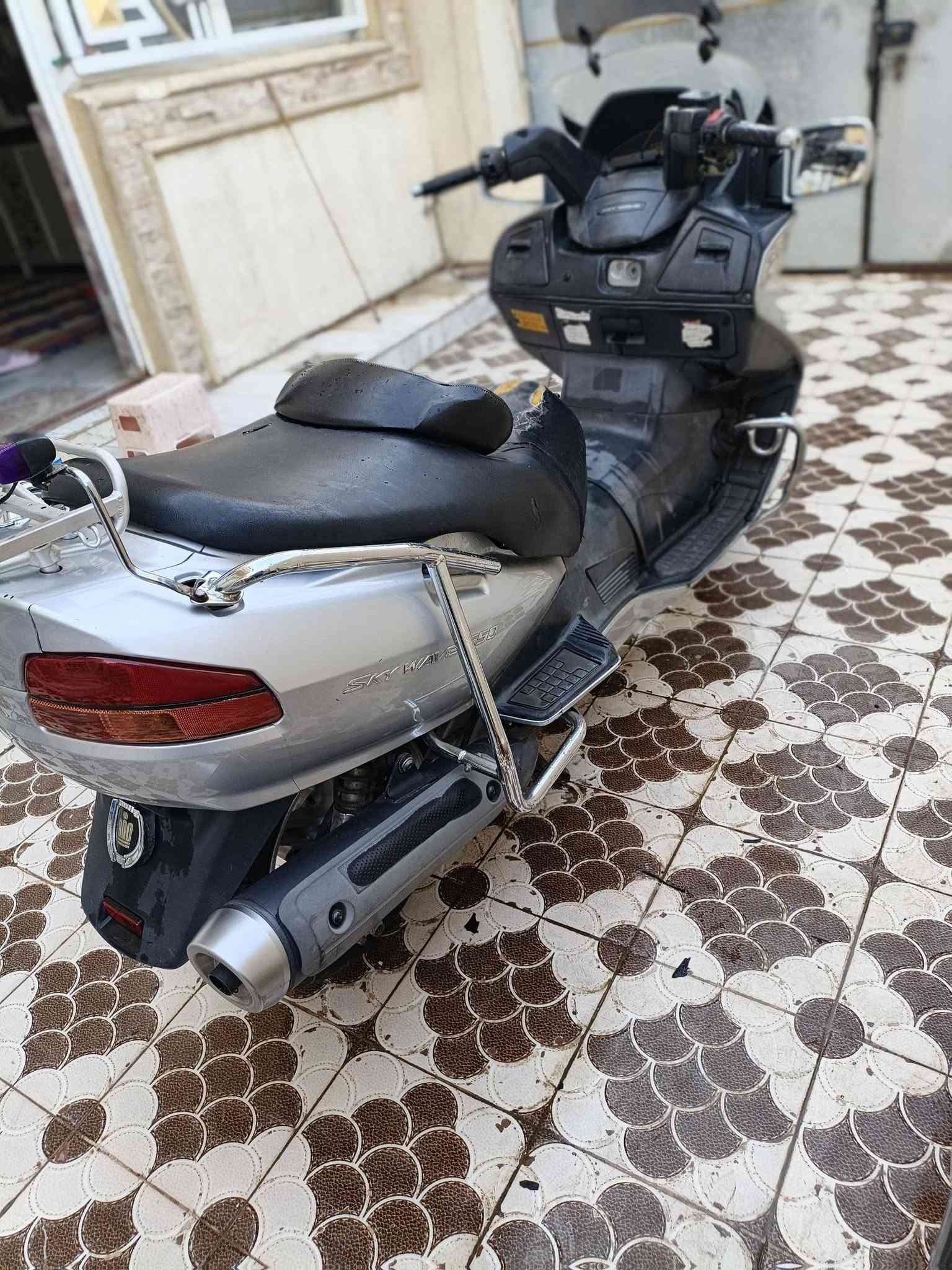 سلام عليكم دراجة سكاي ويف 650للبيع مكفوله دراجه عميه نضيفه وجاهزه ام الدروعه بولسيه ماشيه 50 كفراته 90بالميه نضافتهن تجي تفحص وشوف بعينك سعره 13 وبيه مجال مكانه كربلاء طويريج ***********الشراي بي خير ويدلل دراجه نضيفه وياهه ام بي ثري ويه التشغيل كهربائيات كله شغاله دبلات امامي خلفي جدد تايرات جدد
