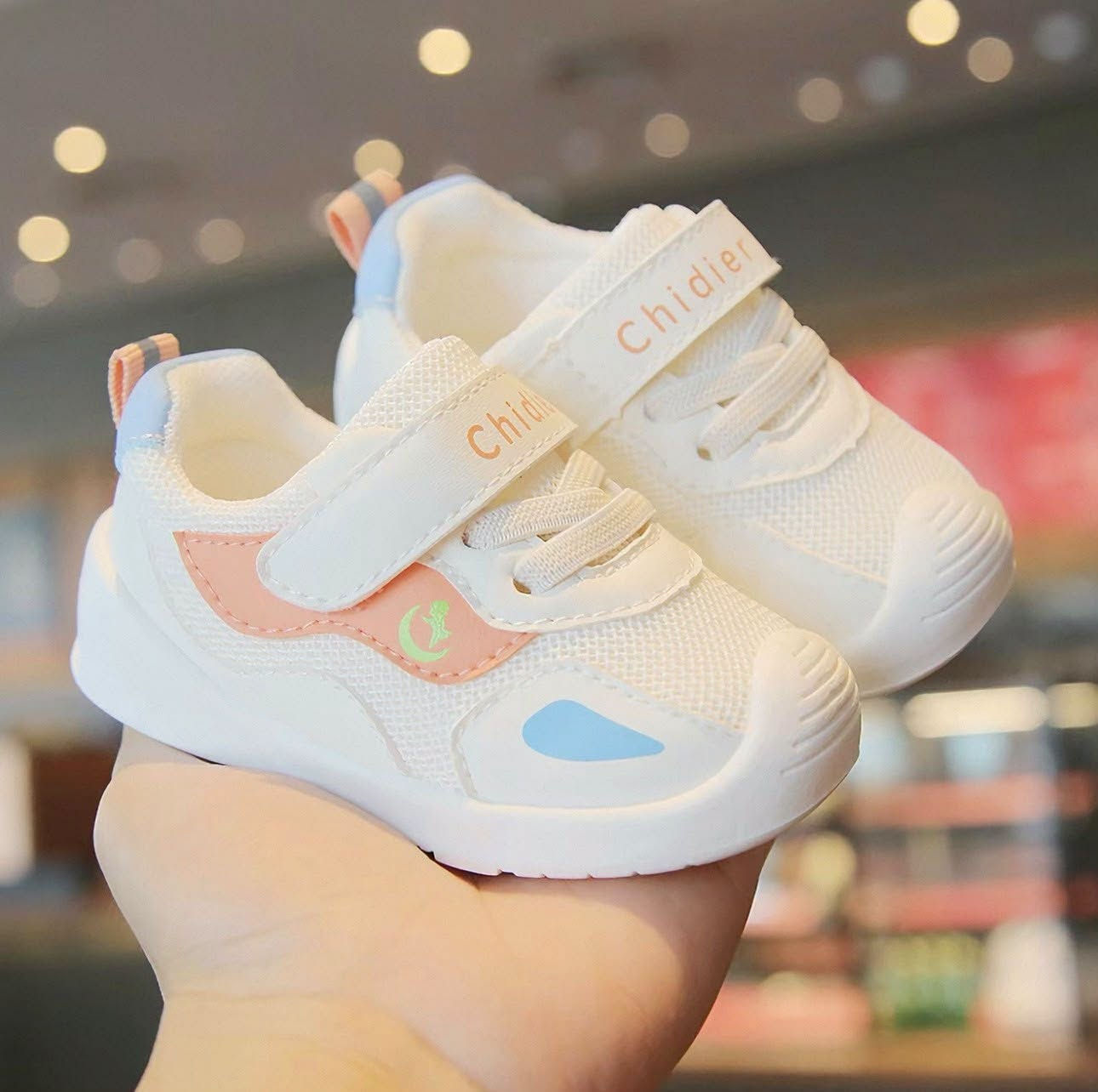 👟✨ أحذية ولادي وبناتي ✨👟
وصلتكم موديلات مرتبة وحلوة 😍
خامة تركية 🇹🇷 وجودة تليق بأطفالكم 💕
موديلات متنوعة وألوان حلوة تناسب الولادي والبناتي 👦🏻👧🏻

📍 عالم الأطفال
النجف – حي ميسان – شارع البوريات – مقابل مجمع لولوه
📞 للحجز والاستفسار: ***********
🚚 يوجد توصيل لجميع المحافظات
