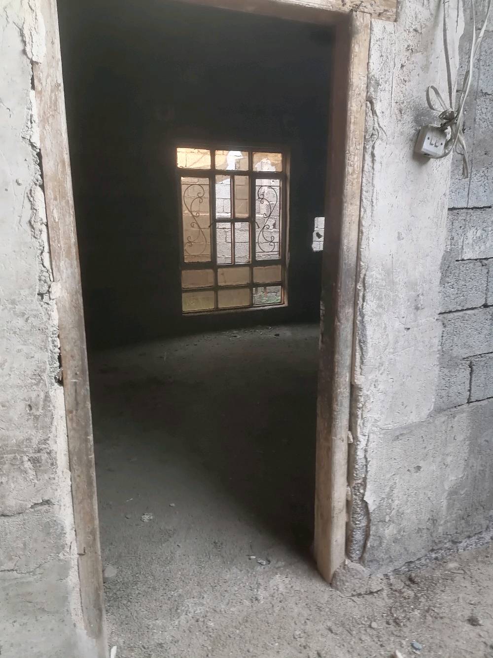 سلام عليكم هيكل. مساحته 325مربع. بي بناء 150متر يحتوي علئ غرفتين نوم كبيرات حمام مطبخ استقبال. تواليت خارجي. صب مسلح. الموقع. الراشديه قرية السلام السوامره سابقا.  سعر 55وبي مجال قليل. سند 25 زراعي. ***********