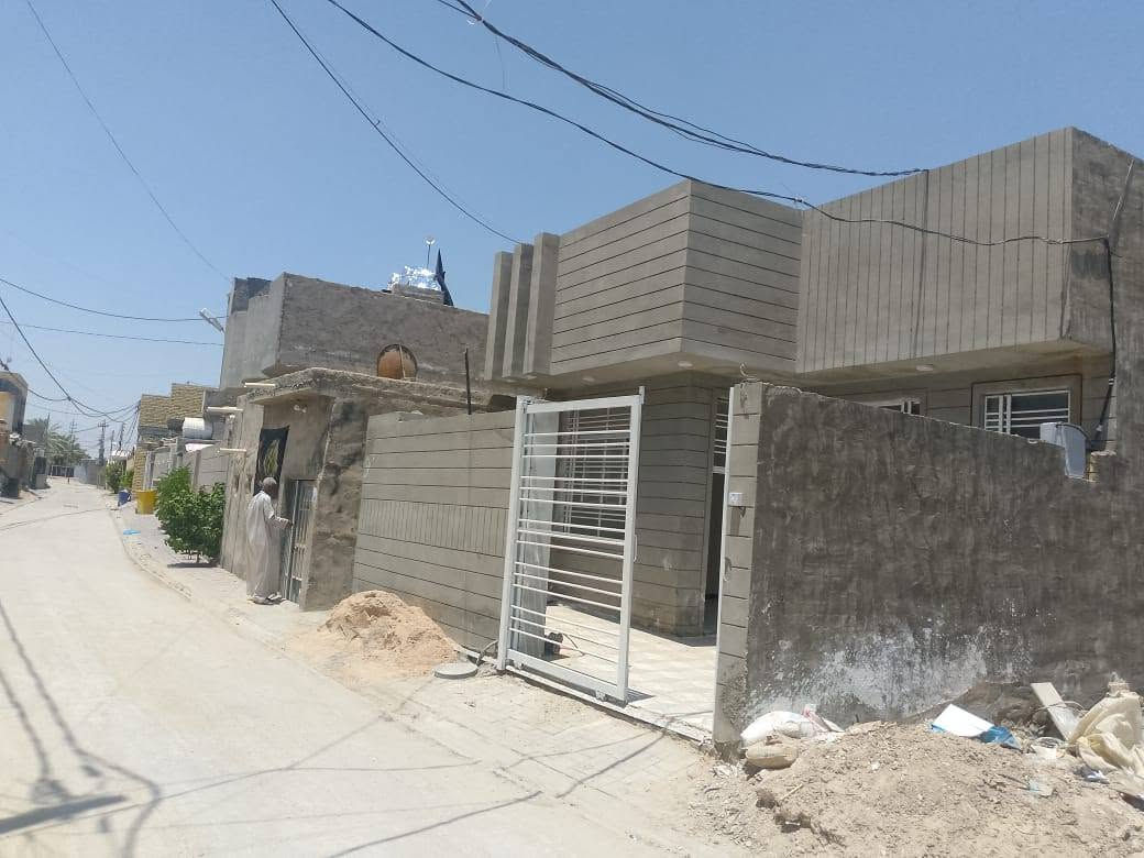 بيت للبيع المساحه 170متر.. طابو زراعي سند 25.. البيت غير مسكون.. بناء حديث 2026... يحتوي على غرفتين نوم وصاله ومطبخ وستقبال.. وصحيات داخليه وخارجيه.. وكراج.. بناء درجه اولئ.. كافه الخدمات ماء كهرباء مجاري.... شارع تبليط.. عرض الشارع 8.م...(ملاحظه اجيب غراضك وتسكن... /////).. السعر 95 مليون.. وبي مجال للتواصل.///(***********)   أو مراجعة المكتب مكتب المهندس للعقار طويريج حي الجمعيه..

