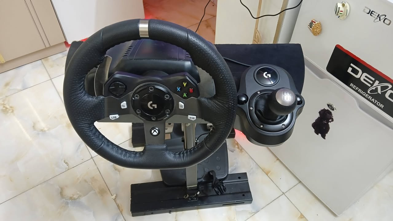 سلام عليكم شباب، عندي دركسون لوجيتك G920 للبيع بحالة ممتازة وجاهز مكمل ما ينقصه شي (يدعم PC و Xbox)  وياء استان عمل يدوي كرتونه مال كير موجوده بس كرتونه ما دركسون مشككه وذبيتها الدركسون نضيف سبب البيع اريد اخذ شاشه  السعر ٢٧٠ وبي مجال متواجد وتساب ***********
