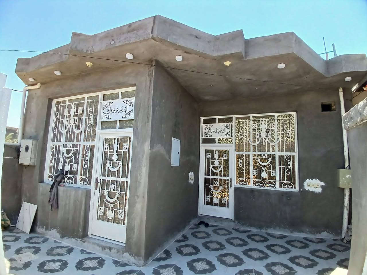 بيت للبيع بشويله 150 م صب الصطح والاساس غرفتين وصاله استقبال مفتوح على صاله مطبخ بيت جاهز على اخر حبايه اتصال ***********
