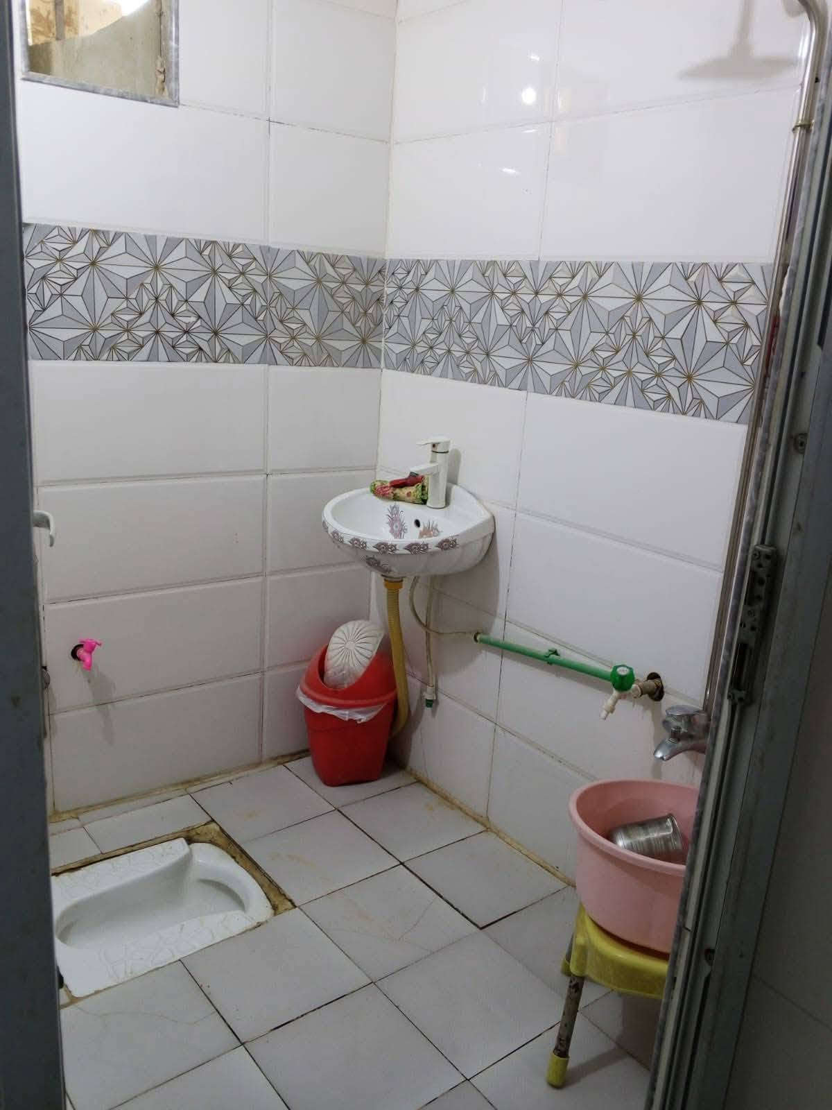 بيت للبيع 125 طابو صرف  خلف مدرسة الجوهره ابوصخير حي مطاط 
بناء طابوق جيري اساس كونكريت والسقف شيلمان بيه غرفتين وصاله واستقبال حمامات داخليه وخارجيه المكان ابوصخير حي مطاط...  للاستفسار خاص 🥰اوع رقم السعر 80وبي مجال رقم لتواصل  ***********
