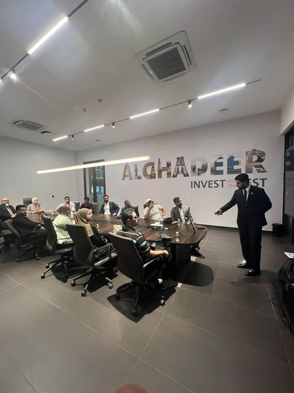 ✨ الطرح الجديد في مجمع البدور السكني ✨
ضمن البرنامج التدريبي لفريق شركة حلم بغداد للاستثمار العقاري، المتخصص في تسويق الطرح الجديد Zone Elite في مجمع البدور، نواصل تجهيز فريقنا لتقديم أفضل الاستشارات العقارية ومتابعة الطلبات بشكل آني.

🏡 الطرح الجديد يتضمن:
• مساحات 216م²
• مساحات 240م²
• مساحات 250م²
• مساحات 300م²

🏢 بالإضافة إلى البنايات العمودية التي توفر شققاً بمساحات وأنماط مختلفة:
• غرفة واحدة
• غرفتين
• ثلاث غرف

💰 مقدم يبدأ من 15%
📆 جدول سداد مرن يصل إلى 5 سنوات

فريقنا جاهز لتقديم الاستشارة العقارية المناسبة ومتابعة طلبك بشكل مباشر لمساعدتك في اختيار الوحدة التي تناسب احتياجاتك.

📞 للتفاصيل أكثر وتسجيل الاهتمام:
***********

المهندسة نور | مستشارة المجمعات السكنية
شركة حلم بغداد للاستثمار العقاري

🔹 كما نستقبل جميع العروض العقارية (بيع، شراء، وإيجار) داخل المجمعات السكنية.

#مجمع_البدور #ZoneElite #زون_إيليت #البدور_السكني #عقارات_بغداد #مجمعات_سكنية #شقق_للبيع #بيوت_للبيع #استثمار_عقاري #تملك_في_بغداد #حلم_بغداد_للعقارات
