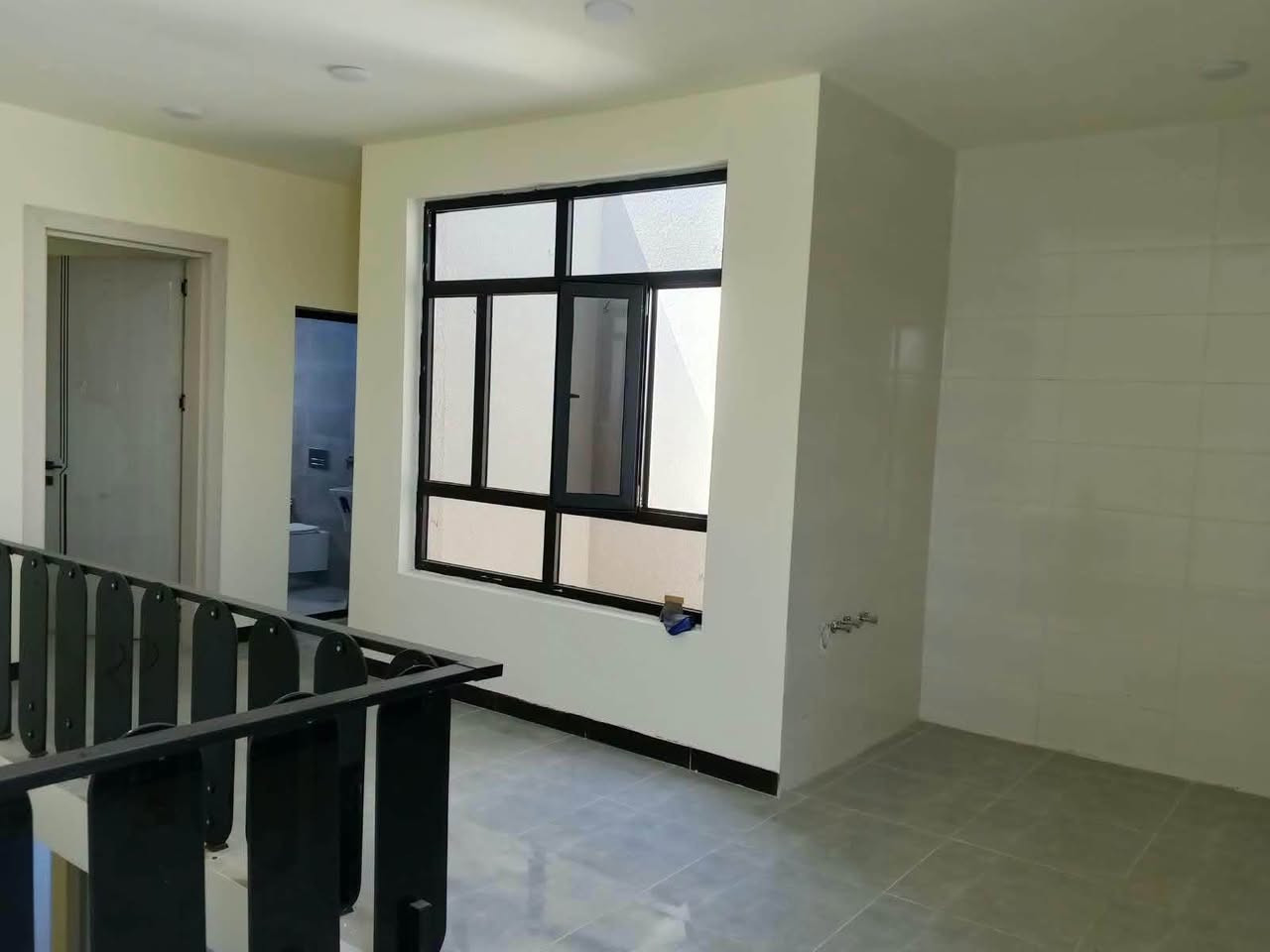 السلام عليكم دار🏠 
125م للبيع 
واجه 6.25 نزال 25م 

يحتوي على غرف نوم  (5)وحمام عدد (3)مطابخ عدد ثنين صاله هول داخلي وباقي الخدمات طابقين ونص 

بناء حديث غير مسكون الموقع حي الجهاد الاساتذه قرب الاربع شوارع خلف اربع شوارع مباشرتن 
***********
