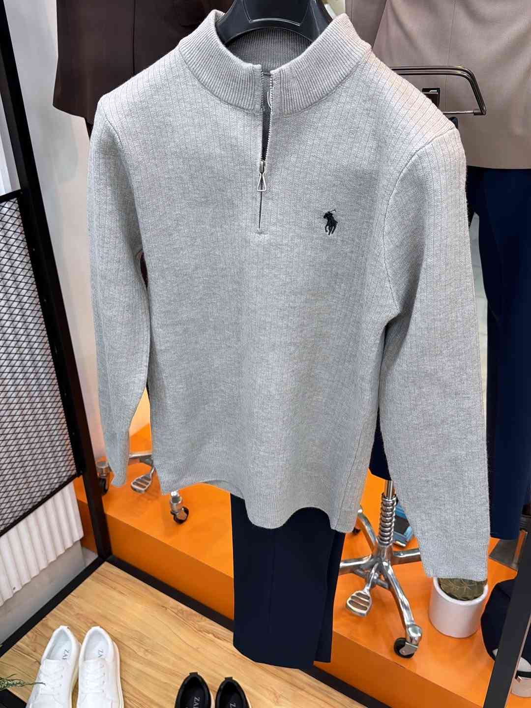 ملابس • مقاسات M-L-XL-XXL • علق تم