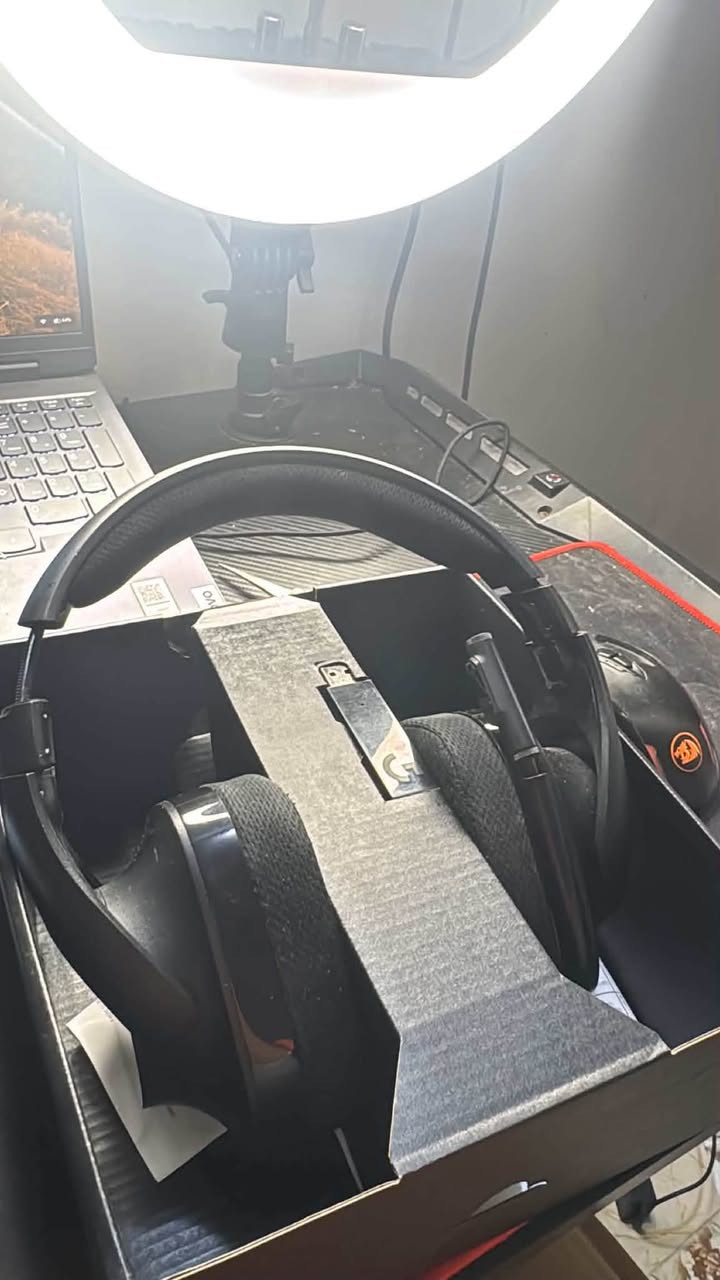 للبيع سماعة Logitech G533 Wireless
مستخدمة قليلاً وبحالة ممتازة (نظيفة جداً).
المواصفات التقنية:
نظام الصوت: تدعم تقنية الصوت المحيطي DTS Headphone:X 7.1 مع مشغلات الصوت المتقدمة Pro-G™.
 
الاتصال اللاسلكي: تقنية لاسلكية بتردد 2.4 GHz بمدى يصل إلى 15 متراً، توفر صوتاً بدون تأخير (Lossless Audio).

البطارية: بطارية قابلة لإعادة الشحن تدوم حتى 15 ساعة من الاستخدام المتواصل.

  الميكروفون: ميكروفون مزود بتقنية إلغاء الضوضاء (Noise-Canceling)، مع فلتر مدمج (Micro Pop Filter)، وميزة الكتم التلقائي عند طي المايك للأعلى.
 
متوافقة مع أجهزة PC و PlayStation.

سعرها 125 الف وبيها مجال
مكاني البصرة للتواصل ***********
