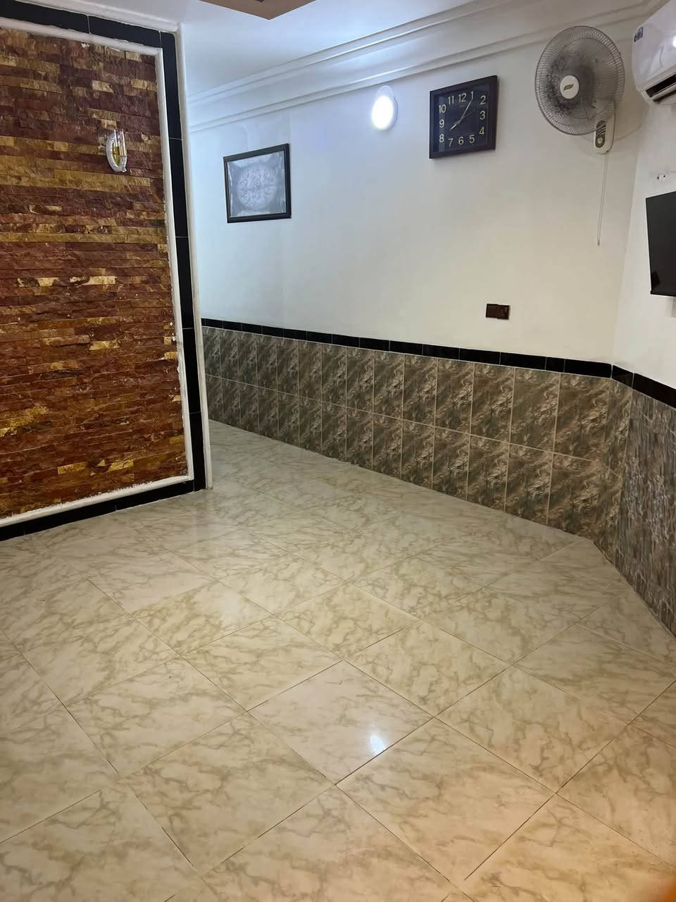 سلام عليكم 

دار رهن في حي الجامعه خلف فران الصمون مقابيل السلام 
١٠٠متر  طابق واحد 

تفاصيل الدار  

غرفتين  وصاله ومطبخ وصحيات بدون ستقبال 
بيت كلش نضيف 
مند سنه واحده حسب الاتفاق 
 الرهن ٦٠ مليون قفل 
 ***********مكتب الشمري العقار
