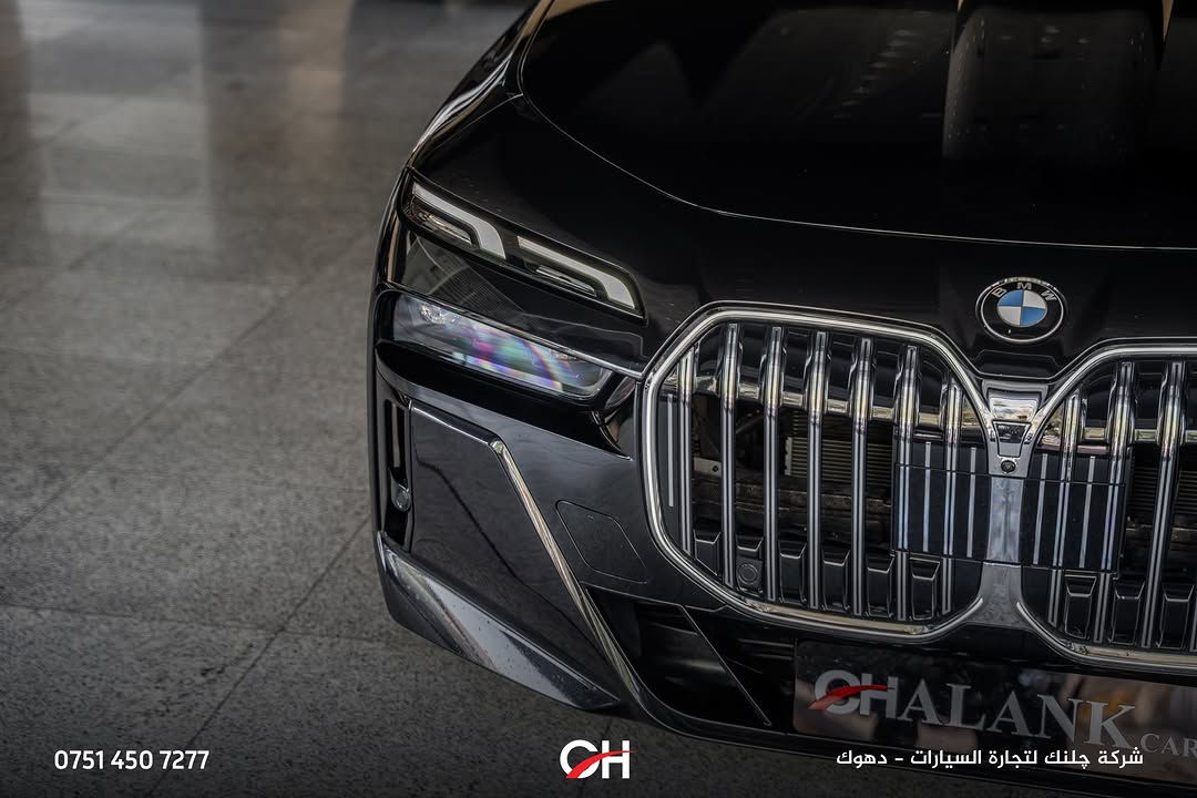 ⁨	BMW 740i

السنة: 2025
الممشى: 38,000 ميل
الحالة: USA Clean
التجهيز: Full Option
الموقع: دهوك

المحرك ونظام الدفع:

* محرك 6 سلندر خطي 3.0 لتر TwinPower Turbo
* القوة: 375 حصان
* العزم: 540 نيوتن متر
* ناقل حركة أوتوماتيك 8 سرعات
* نظام دفع RWD
* تسارع 0–100 كم/س: حوالي 5.0 ثوانٍ

المواصفات:

* فئة 740i Full Option
* BMW Curved Display
* شاشة خلفية BMW Theatre Screen
* نظام صوت harman/ kardon
* مقاعد جلد فاخرة
* مقاعد أمامية كهربائية مع ذاكرة
* تدفئة وتبريد المقاعد
* مساج للمقاعد
* فتحة سقف بانوراما
* أبواب Soft Close
* دخول وتشغيل ذكي
* إضاءة داخلية Ambient Lighting
* كاميرات 360°
* حساسات أمامية وخلفية
* Head-Up Display
* نظام قيادة شبه ذاتي
* أنظمة أمان ومساعدة السائق
* مصابيح LED
* جنوط ألمنيوم
* ناظور ليلي

📞 ***********
شركة جلنك وليد صبري – دهوك

#Chalank_cars_duhok⁩

نص مكتوب في الصور:
- *********** CH شركة چلنك لتجارة السيارات - دهوك
- *********** شركة چلنك لتجارة السيارات - دهوك