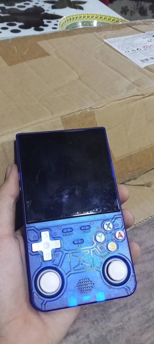 جهاز العاب 
بي محاكيات كلش هواي 
ps1 
ps2 
psp seag 
شاشته  full hd 
قطعه مرتبه سعره 45
***********

