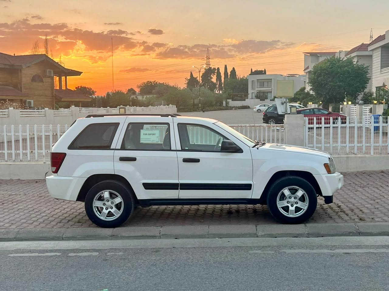 بسم الرحمن الرحيم 
jeep laredo 2005
***********
١ پارچەی بۆیاخە 
هەموو گیانی بە شەرت ماڵی دۆستە 
دەبڵ اکسل گێرو مەکینە بەشەرت 
سەنەوی تازە 
تایە تازە 
سعري٨٥  گەڵايه
موشته ري نيت سه رمان مه يه شێنە مەسج مەکە         رەقەمی ساحێبیم داناوە السليمانية, العراق
