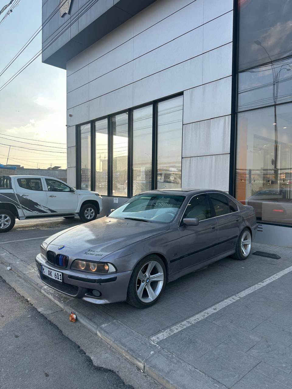 bmw 528i 
سلايت 
تبريد سه ر سويجي 
موديل ١٩٩٨ 
گير توماتيك 
منفيس غرامات شه رت 
طخم تايره جديد 
صبخ عام 
گير مه كينه ب شه رتن. مه كينا وى ديكيلي دكتن 
سعر ٣٧ و مجال. 

‭***********‬ زاخو, دهوك
