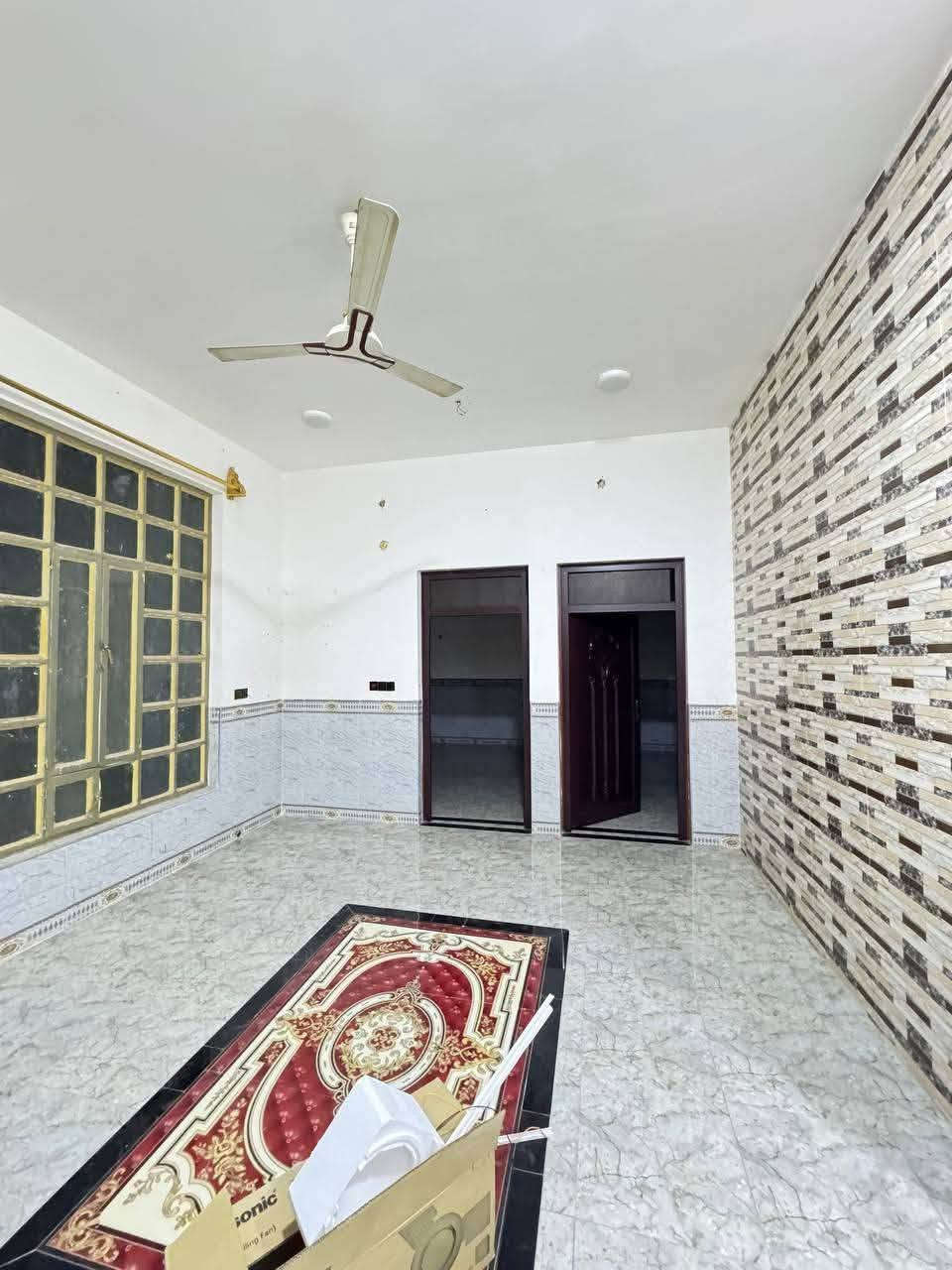 اعلان يتوفر بيت للايجار طابق ارضي ما بين حي البكر وحي الملعب قرب فلكة الملعب شارع سايدين يتكون من كلدور استقبال مطبخ حار بارد مناور عدد 2 صالة كبيرة غرفتين نوم مجموع حمامات داخلية خارجية كراج
سعر الايجار 550بي مجال
للأستفسار الاتصال على الرقم ***********
