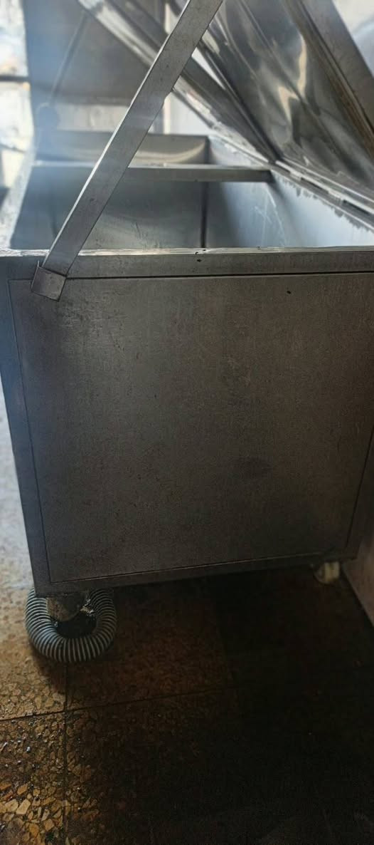 السلام عليكم 
عندي هاي 
المجمده ستيل اصلي غذائي 
تفصال الطول ٢ متر والعرض ٩٠
بكس بس تثليج مال لحوم 
بابين فقط 
السعر مليون و٥٠٠الف وبيها مجال 
العنوان الدورة الرقم ***********
