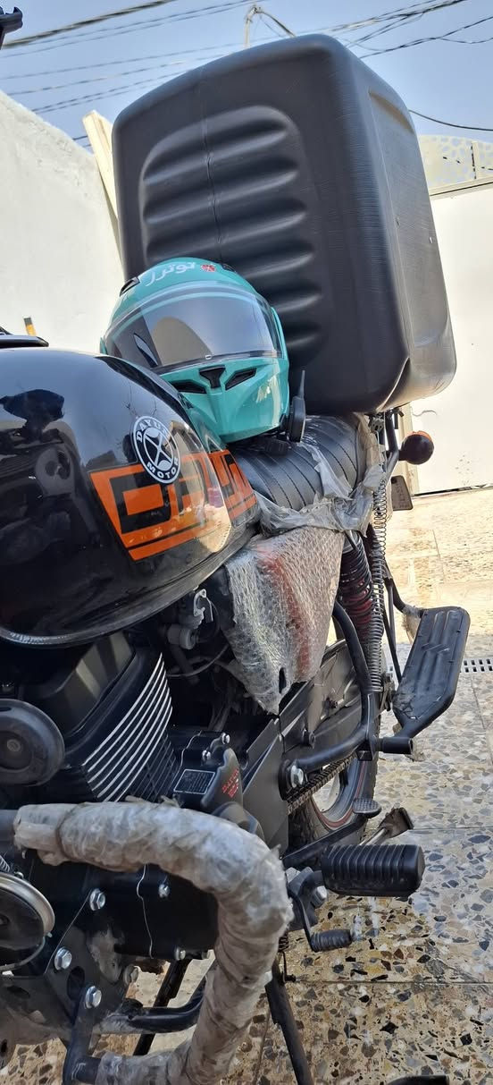 السلام عليكم شباب 
دايوان موديل 25 
مكينة 200cc 
صارلها 5 اشهر من طلعت من الوكيل 
النظافة فول ، برغي واحد ما مفتوح بالمكينة 
رقم اربيل ، وكالة بأسمي ، وكيلها علي عنجور بخان المخضر
ما ماشية اهواي 
ابيعها كامل هي والصندوق والخوذة وسماعة الخوذة 
سعرها 2400 وبيها مجال للشراي
 للأستفسار الاتصال على هذا الرقم 
*********** 
عندي بي واتساب 
بالفيس قليل اتواجد
