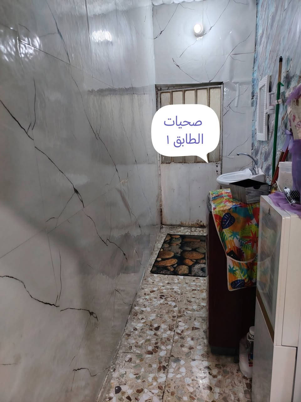 بيت 50  متر طابقين  للايجار  
الطابق الأول ( هول و مطبخ جبير وترك خلفي وصحيات) 
الطابق الثاني ( غرفتين وحده منهن بيها حمام وهول زغير بيناتهن )  لطفا كون عائلة زغيره و ايجاره  250  قفل  سكينه شارع شعلان ابو الغاز ع الشارع العام ***********

نص مكتوب في الصور:
- الهول
- حديقة داخلية
- ممر اتجاه الصحيات
- صحيات الطابق ١
- المطبخ
- باب الترك الخلفي
- حولي بين الغرفتين طابق ٢
- الدرج للطابق الثاني
