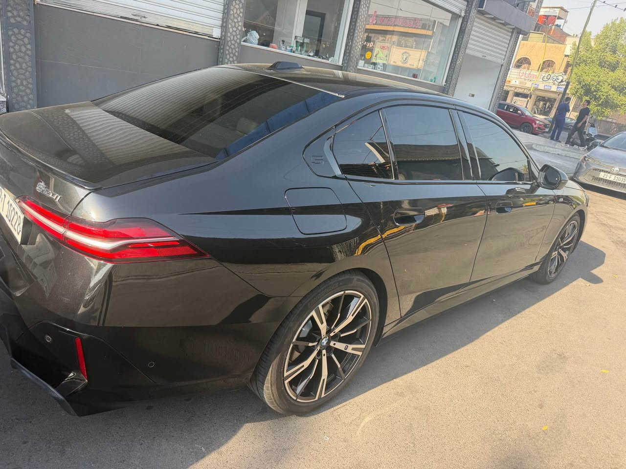 السلام عليكم … اخوان 
BMW 520   
موديل 2024 
رقم اربيل الدولي الجديد 
عداد المسافه 35 الف ميل 
فول مواصفات عدا الفتحه 
كت m اصلي بيه 
وارد الماني مكفوله من الطخه والضربه والصبغ 
مضلله بيه باج تضليل 
السياره باسمي تحويل او وكاله 
السعر 43000 $ بيه مجال بسيط 
للاتصال *********** 
مكان السياره بغداد زيونه 
بيع فقط Webada East, Gampaha
