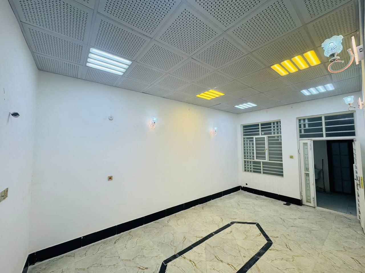 سلام عليكم بيت البيع ١٠٠ متر طابق ونص النجف حي النداء مقابيل الأميرات الأولى على شارع 20 قريب عله شارع المجمعات 
تفاصيل العقار طابو صرف📜
‏طابوك جمهوري 🧱
صب كونكريت شغل 
درجة أولى مال جناي
‏تصميم البيت يتكون 
طابق الأرضي🏠
‏استقبال صالة مفتوحة المطبخ غرفة صحيات داخلية وخارجية منور
‏طابق الثاني🏡
‏ غرفة واحدة صالة صحيات سطح فرشي 
سعر البيت ٩٥ مليون وبي مجال 💵
يوجد فيديو للبيت الاستفسار واتساب 
✅***********📞
