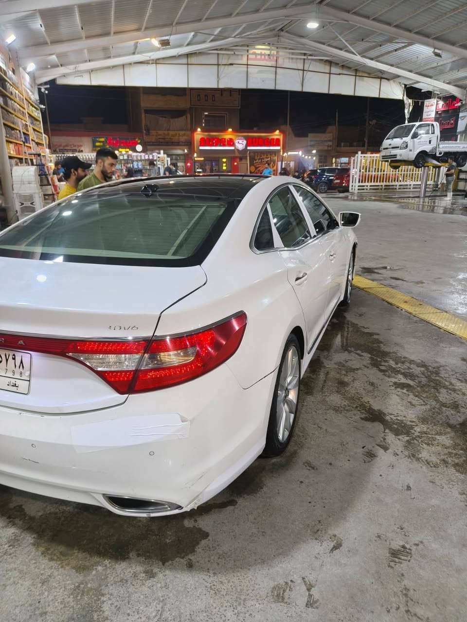 هونداي ازيره Vip خليجي 2012
المحرك V6 حجم 3000 المرغوب 
مكفولة كفالة عامه ماعدا شبر بصندوق 
السعر 115وبيه مجال
فتحة سقف بانوراما.
مقاعد جلد كهربائية.
تحكم ستيرن 
لدد نهاري 
ذاكرة للمقاعد (Memory Seats).
 وتسخين للمقاعد الأمامية
ستارة خلفية كهربائية.
حساسات أمامية وخلفية.
كاميرا خلفية..
تشغيل بصمة  Start/Stop.
نظام صوت Infinity الفاخر.
تكييف أوتوماتيك ثنائي التحكم.
مرايا كهربائية مع طي كهربائي وإشارات LED.
بريك يد إلكترونية.
إطارات + سبير جديد 
صدر أمامي خلفي جديد
مكان السياره بغداد 
***********
