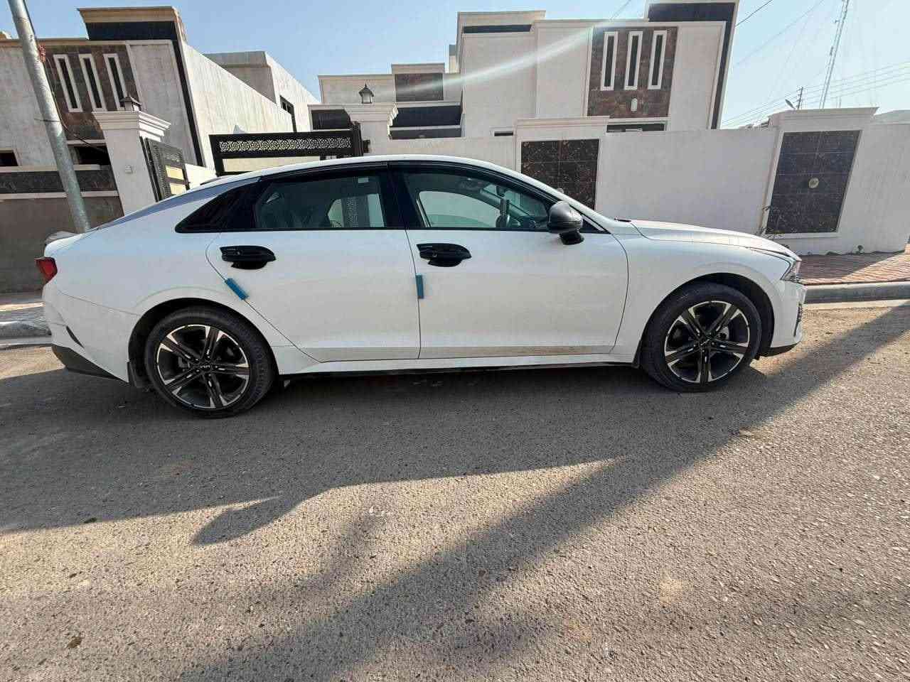K5  السلام عليكم عندي كيا خليجي موديل٢٠٢٣
مواصفات
بصمة تشغيل 
مرايا شفط
تشغيل عن بعد 
حساسات امامي خلفي 
كاميرا خلفية دواره 
ماشية ٦٨ الف كيلو
رقم بغداد باسمي 
السيارة  استلام شركه استخدام شخصي كامله مكمله ما تصرف عليها دينار مكفوله كفاله عامه فقط بيه صبغ بالجاملغ الخلفي على كد شبر مو اكثر  مكانه الانبار الرمادي السياره معروضه ب١٨٠ $ وبيه مجال شي بسيط وهذا رقمي *********** تواصل بس على الرقم بغداد, العراق
