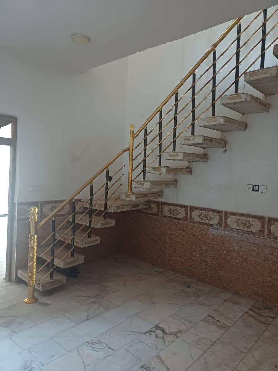 بيت 100 متر 5×20 كونكريت مسلح مطلوب أسكان 20 مليون التسديد الشهري 126 الف بحي الزيتون شارع 20 ثاني شارع ع اليسار كافة الخدمات متوفره طابقين غرفتين نوم استقبال صاله مطبخ  صحيات خارجيه وداخليه 
للاستفسار 
***********
*********** يوجد واتساب
