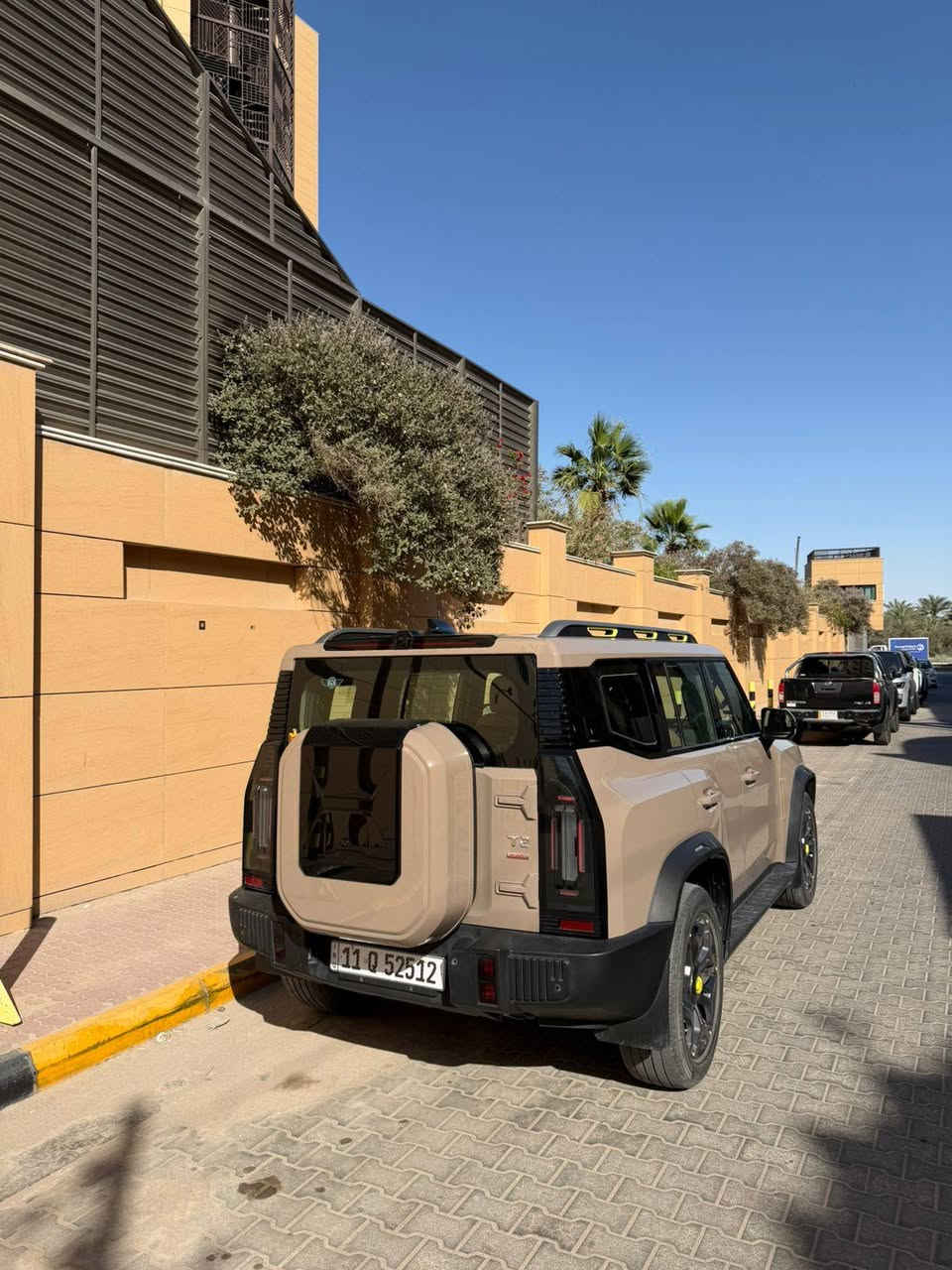 🚘 جيتور T2  لاكجري موديل 2025 — خليجي
✨ناطق لون صحراوي 

⚙️ المواصفات 

* محرك 2.0L Turbo
* قوة 251 حصان
* عزم 390 نيوتن/متر
* ناقل حركة أوتوماتيك
* دفع رباعي 4WD
* أوضاع قيادة متعددة
* مثبت سرعة + رادار
* نظام تحديد المسار

🛋️ الراحة والفخامه

* بانوراما
* دخول وتشغيل بصمة
* تشغيل عن بُعد
* مقاعد جلد
* مقاعد أمامية كهربائية
* تحكم مناخي ثنائي المناطق
* شحن لاسلكي
* إضاءة داخلية LED
* مقود جلد
* Auto Hold
* فرامل يد كهربائية

📱 التقنيات والأنظمة

* شاشة ديجيتال
* شاشة تدعم Apple CarPlay
* كاميرات 360°
* كاميرا دوارة
* حساسات أمامية وخلفية
* Bluetooth + Type-C
* أوامر صوتية
* حساسات ضغط الإطارات

💡 الشكل الخارجي

* إضاءة LED
* كشافات
* إضاءة خلفية LED
* مرايا كهربائية قابلة للطي
* إشارات بالمرايا
* جنوط 20 إنج
* إطارات 255/55R20
* ماسحة خلفية
* مانع انزلاق
* نظام نزول المنحدرات
* ماشي 48,000
💰 السعر: 36,500,000 مليون دينار عراقي

📍 الموقع: البصرة – القبله  – حي الجامعة 🏛️
📞 للاتصال والاستفسار: ***********
